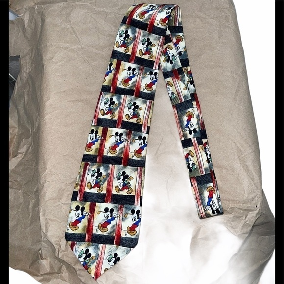 🌻 Disney’s Mickey Mouse Playing Golf Tie - Picture 3 of 6